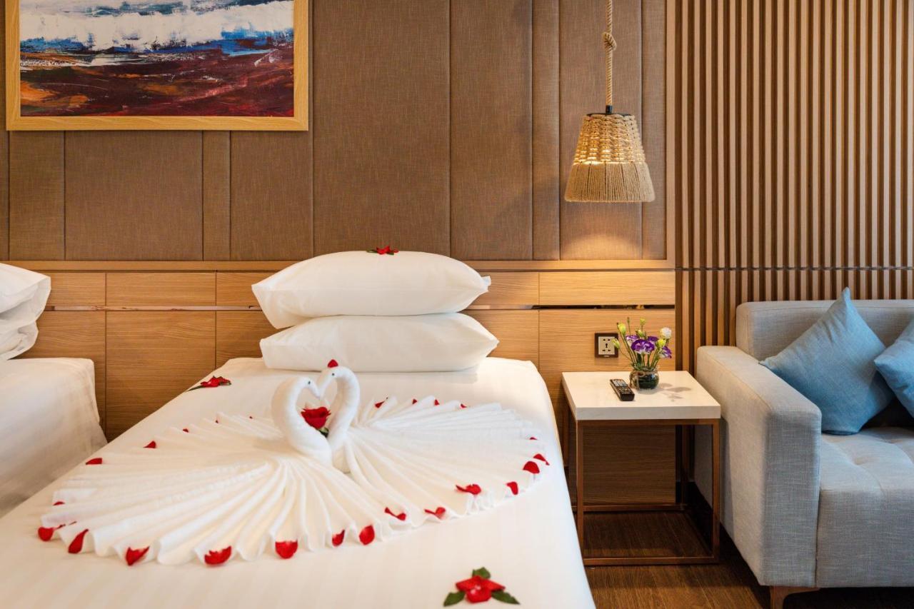 Virgo Hotel Nha Trang Luaran gambar A bed with a towel swan