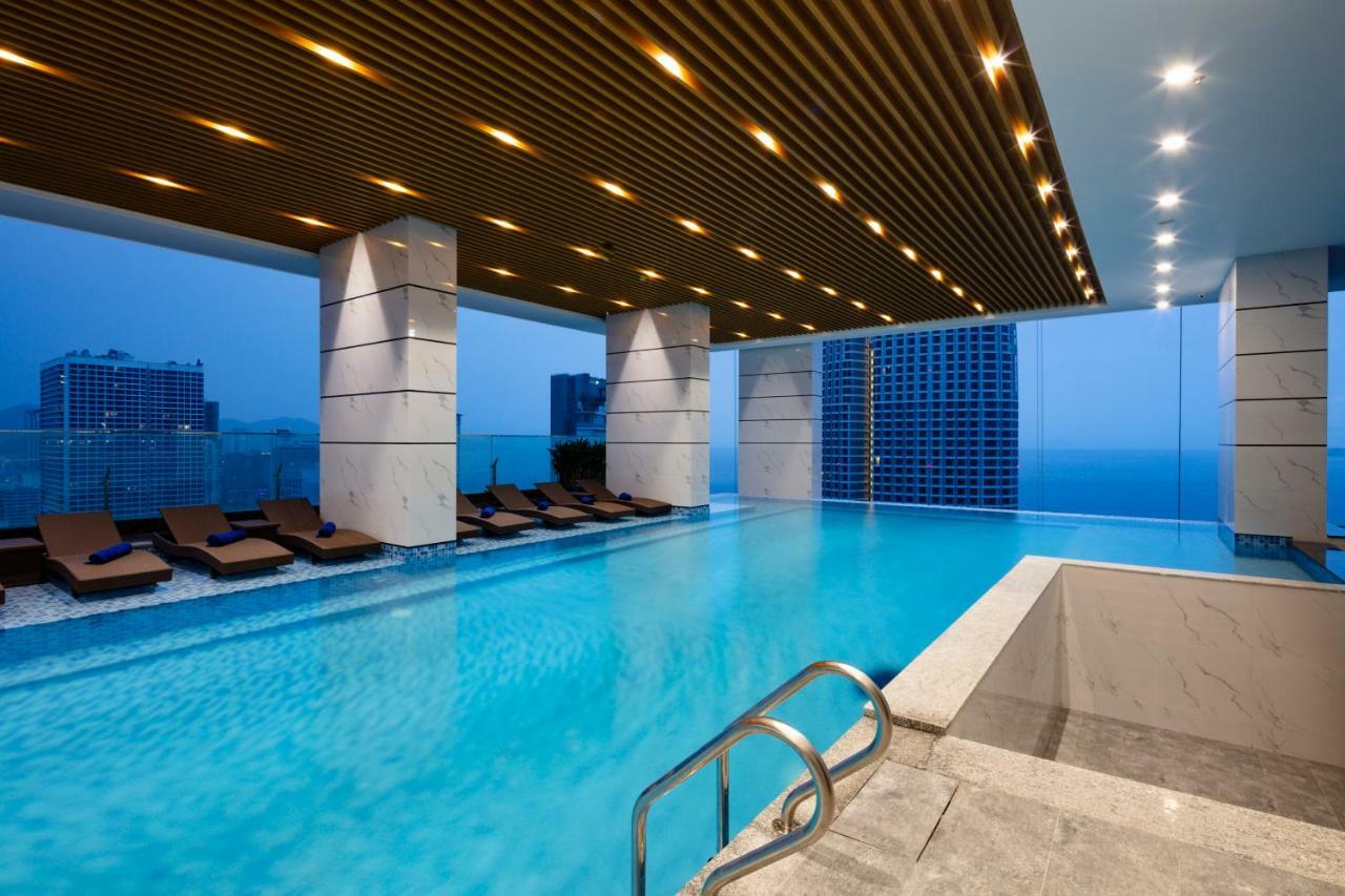 Virgo Hotel Nha Trang Luaran gambar The swimming pool at the 39th floor